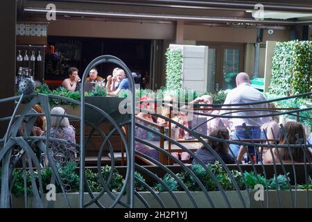 Cardiff, pays de Galles, le 30 juillet 2021 : les gens sont de retour dans la ville de Cardiff, pays de Galles, après avoir été enferme et profiter de la liberté de faire du shopping dans le centre-ville Banque D'Images