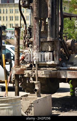 Gros plan de l'engin de forage industriel pour percer un trou dans le ciment, dans la ville de Milwaukee, Wisconsin, Etats-Unis. Banque D'Images