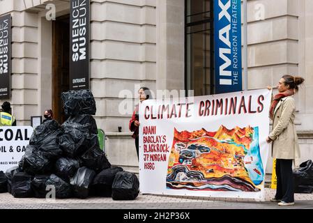 Londres, Royaume-Uni.17 octobre 2021.Extinction les partisans de la rébellion se réunissent à l'extérieur du Musée des Sciences contre une conférence où les plus grands pollueurs prendront part Banque D'Images