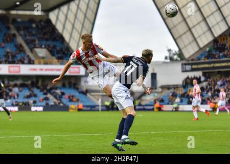 LONDRES, Royaume-Uni 24 octobre Scott Mallone de Millwall concourt un header avec Sam Suridge de Stoke City lors du match de championnat Sky Bet entre Millwall et Stoke City à la Den, Londres, le samedi 23 octobre 2021.(Credit: Ivan Yordanov | MI News) Credit: MI News & Sport /Alay Live News Banque D'Images