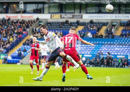 Bolton Wanderers avance Ronan Darcy (30) en défi aérien avec Danny Lloyd, milieu de terrain de Gillingham (17), lors du match de la Ligue 1 de pari EFL Sky entre Bolton Wanderers et Gillingham au stade de l'Université de Bolton, Bolton, en Angleterre, le 23 octobre 2021.Photo de Mike Morese.Utilisation éditoriale uniquement, licence requise pour une utilisation commerciale.Aucune utilisation dans les Paris, les jeux ou les publications d'un seul club/ligue/joueur.Crédit : UK Sports pics Ltd/Alay Live News Banque D'Images