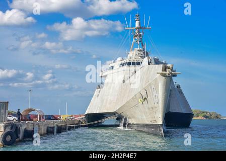 Trincomalee, Sri Lanka.23 juin 2021.Le navire de combat littoral USS Charleston, variante indépendance de la marine américaine, se trouve sur le quai lors d'un appel au port le 23 juin 2021 à Trincomalee, Sri Lanka.Crédit : U.S. Navy/U.S.Navy/Alamy Live News Banque D'Images