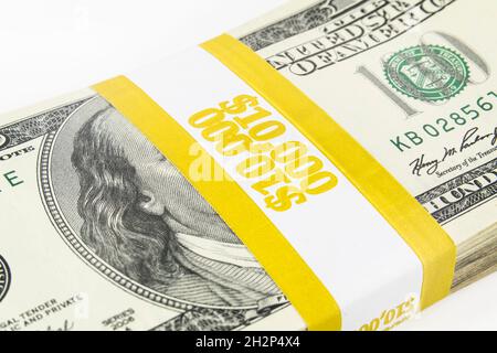 Lot de billets de cent dollars américains avec une sangle de 10000 dollars en papier. Banque D'Images