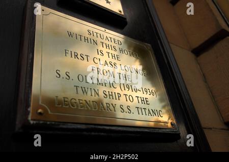 Plaque sur le White Swan Hotel, Alnwick, Northumberland, Royaume-Uni concernant son utilisation du First Class Lounge du SS Olympic, navire jumeau au Titani Banque D'Images