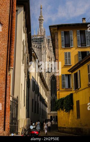 Milan, Italie - 13 juin 2017 : vue sur le Duomo de Milan entre les anciens bâtiments traditionnels Banque D'Images