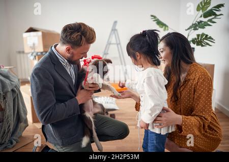 Famille multiethnique se déplaçant ensemble dans une nouvelle maison; Nouveau concept de commencement Banque D'Images