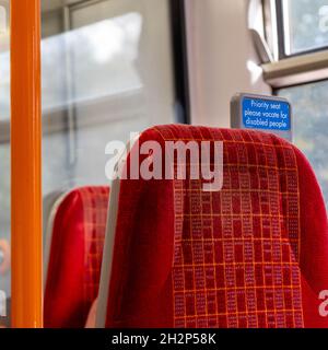 South Western Railway Electric Commuter train Carriage Interior et Upholstery sans personne Banque D'Images
