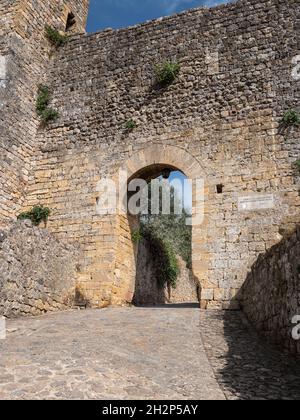 Porte d'accès arrière et murs extérieurs du village médiéval de Monteriggioni à Sienne, Toscane - Italie. Banque D'Images