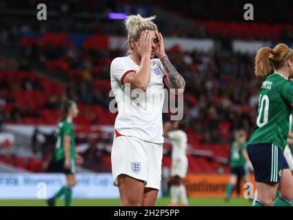 Londres, Angleterre, le 23 octobre 2021.Millie Bright, d'Angleterre, réfléchit à une chance manquée lors du match de qualification de la coupe du monde des femmes de la FIFA 2023 au stade Wembley, Londres.Le crédit photo devrait se lire: Paul Terry / Sportimage Banque D'Images