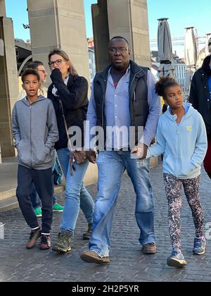 Zurich, Suisse 10 23 2021 famille interraciale, mère, père et deux enfants, marchant dans la rue et profitant du temps ensemble en centre-ville. Banque D'Images