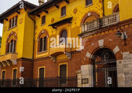 Milan, Italie - 15 juin 2017 : vue sur le bâtiment Riccardo Mantero Silk Company en une journée ensoleillée Banque D'Images