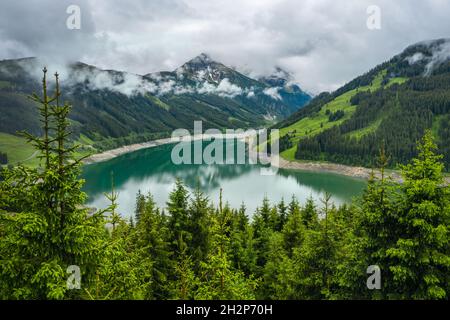 Schlegeis Stausee vue sur le lac depuis le sentier de randonnée de montagne. Zillertal, Autriche, Europe Banque D'Images