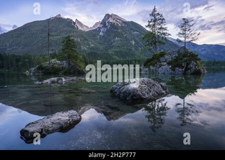 Lac Hintersee avec reflet des sommets de Watzmann. Ramsau Berchtesgaden Bavière, Allemagne, Europe Banque D'Images