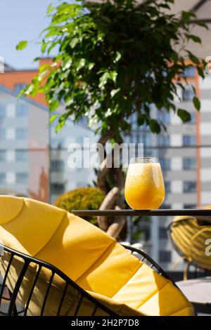 Verre de banane jaune, d'orange, de smoothies à la mangue ou de jus de fruits isolés sur fond clair.Vue de dessus, espace de copie.Publicité pour le menu du café. Banque D'Images