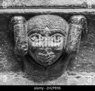 Face en pierre sur la fontaine du cloître, église de l'abbaye de Sainte-Foy, Conques, France Banque D'Images
