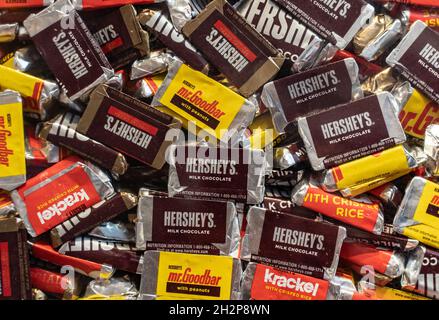 Hershey, Pennsylvanie – 15 octobre 2021 : les barres de friandises Hershey sont exposées dans le magasin de détail Hershey Chocolate World et l'attraction touristique de Hershey, en Pennsylvanie Banque D'Images