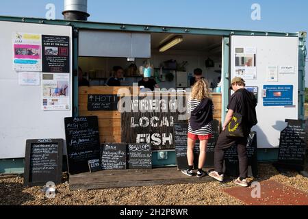 Personnes clients achetant des repas de fruits de mer repas casse-croûte au Dungeness snack Shack Fish Hut vendre du poisson frais local dans le Kent Angleterre Grande-Bretagne KATHY DEWITT Banque D'Images