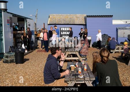 Les gens les clients assis à des tables extérieures au Dungeness Fish Hut snack Shack dans Kent Coast Angleterre Royaume-Uni Grande-Bretagne KATHY DEWITT Banque D'Images