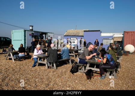 Les gens les clients assis à des tables extérieures au Dungeness Fish Hut snack Shack dans Kent Coast Angleterre Royaume-Uni Grande-Bretagne KATHY DEWITT Banque D'Images