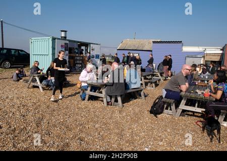 Personnes clients à la cabane à poissons Dungeness vendant du poisson frais local Banque D'Images