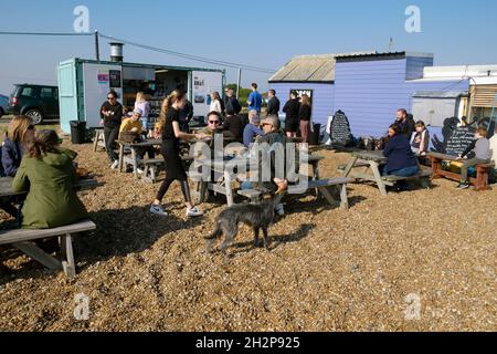 Adolescente travaillant au service des personnes clients assis à l'extérieur des tables Dungeness snack Shack frais de la cabane de poisson locale dans le Kent Angleterre KATHY DEWITT Banque D'Images