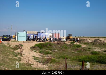 Gens clients au Dungeness Fish Hut snack Shack dans le paysage Kent Angleterre Royaume-Uni Angleterre Grande-Bretagne KATHY DEWITT Banque D'Images