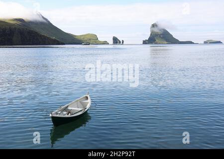 Vue de Bour of Dransaisi et Tindholmur Sea Stacks, Vagar Island, Faroe Islands, Scandinavie, Europe. Banque D'Images