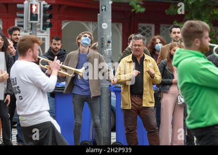 Cork, Irlande, le 23 octobre 2021.Les foules se rendent en ville pour célébrer le week-end de Jazz malgré une douche intense, Cork, Irlande.Les foules dans leurs milliers sont descendues sur Cork City aujourd'hui malgré de fortes prévisions de pluie tout au long de la journée pour profiter de l'atmosphère électrique du Guinness Cork Jazz Festival, de loin l'un des plus grands week-ends de la ville chaque année,cette année, les restrictions ont été assouplies, ce qui a permis à la fois aux parieurs et aux lieux de la fête de la fin de semaine.De longues files d'attente ont été observées à l'extérieur de nombreux sites dans toute la ville malgré la forte pluie et le vent dans l'espoir d'obtenir une table pour t Banque D'Images