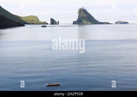 Vue de Bour village de Dransaisi et Tindholmur piles de mer en arrière-plan, l'île de Vagar, les îles Féroé, la Scandinavie, l'Europe. Banque D'Images