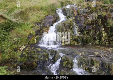 Ruisseau en cascade près du village de Bour, l'île de Vagar, les îles Féroé, la Scandinavie, l'Europe. Banque D'Images