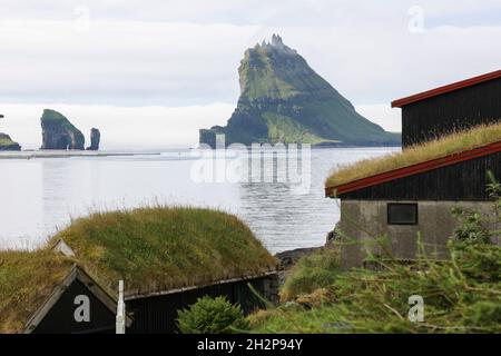 Vue de Bour village de Dransaisi et Tindholmur piles de mer en arrière-plan, l'île de Vagar, les îles Féroé, la Scandinavie, l'Europe. Banque D'Images