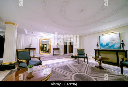 Intérieur du hall de l'hôtel Ritz Carlton Moscow, au 6ème étage, en Russie Banque D'Images