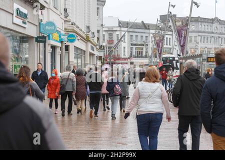 Cork, Irlande, le 23 octobre 2021.Les foules se rendent en ville pour célébrer le week-end de Jazz malgré une douche intense, Cork, Irlande.Les foules dans leurs milliers sont descendues sur Cork City aujourd'hui malgré de fortes prévisions de pluie tout au long de la journée pour profiter de l'atmosphère électrique du Guinness Cork Jazz Festival, de loin l'un des plus grands week-ends de la ville chaque année,cette année, les restrictions ont été assouplies, ce qui a permis à la fois aux parieurs et aux lieux de la fête de la fin de semaine.De longues files d'attente ont été observées à l'extérieur de nombreux sites dans toute la ville malgré la forte pluie et le vent dans l'espoir d'obtenir une table pour t Banque D'Images