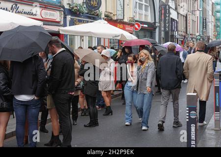 Cork, Irlande, le 23 octobre 2021.Les foules se rendent en ville pour célébrer le week-end de Jazz malgré une douche intense, Cork, Irlande.Les foules dans leurs milliers sont descendues sur Cork City aujourd'hui malgré de fortes prévisions de pluie tout au long de la journée pour profiter de l'atmosphère électrique du Guinness Cork Jazz Festival, de loin l'un des plus grands week-ends de la ville chaque année,cette année, les restrictions ont été assouplies, ce qui a permis à la fois aux parieurs et aux lieux de la fête de la fin de semaine.De longues files d'attente ont été observées à l'extérieur de nombreux sites dans toute la ville malgré la forte pluie et le vent dans l'espoir d'obtenir une table pour t Banque D'Images