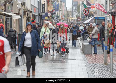 Cork, Irlande, le 23 octobre 2021.Les foules se rendent en ville pour célébrer le week-end de Jazz malgré une douche intense, Cork, Irlande.Les foules dans leurs milliers sont descendues sur Cork City aujourd'hui malgré de fortes prévisions de pluie tout au long de la journée pour profiter de l'atmosphère électrique du Guinness Cork Jazz Festival, de loin l'un des plus grands week-ends de la ville chaque année,cette année, les restrictions ont été assouplies, ce qui a permis à la fois aux parieurs et aux lieux de la fête de la fin de semaine.De longues files d'attente ont été observées à l'extérieur de nombreux sites dans toute la ville malgré la forte pluie et le vent dans l'espoir d'obtenir une table pour t Banque D'Images