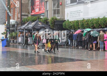 Cork, Irlande, le 23 octobre 2021.Les foules se rendent en ville pour célébrer le week-end de Jazz malgré une douche intense, Cork, Irlande.Les foules dans leurs milliers sont descendues sur Cork City aujourd'hui malgré de fortes prévisions de pluie tout au long de la journée pour profiter de l'atmosphère électrique du Guinness Cork Jazz Festival, de loin l'un des plus grands week-ends de la ville chaque année,cette année, les restrictions ont été assouplies, ce qui a permis à la fois aux parieurs et aux lieux de la fête de la fin de semaine.De longues files d'attente ont été observées à l'extérieur de nombreux sites dans toute la ville malgré la forte pluie et le vent dans l'espoir d'obtenir une table pour t Banque D'Images