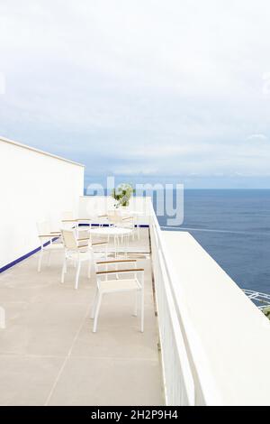 Terrasse du restaurant sur le toit avec vue sur la mer. Banque D'Images