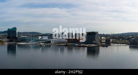 Oslo, Norvège - 01 septembre 2021 : vue panoramique sur l'architecture moderne avec le célèbre Opéra et le musée Munch Banque D'Images