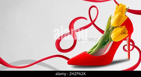 Mars 8 avec des fleurs jaunes.Journée internationale de la femme.Bonne fête des mères.Numéro 8 avec texte de ruban et chaussures rouges sur l'arrière-plan. Banque D'Images