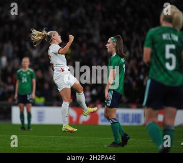 beth meads célèbre le troisième but de l'angleterreLors du match de qualification de la coupe du monde des femmes entre l'Angleterre et l'Irlande du Nord au stade Wembley à Londres, en Angleterre, Karl W Newton /Sports Press Phot Banque D'Images