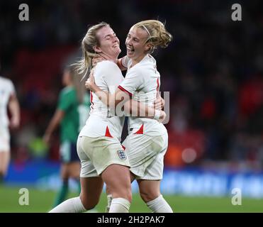 Londres, Angleterre, le 23 octobre 2021.Beth Mead d'Angleterre (R) célèbre son but de tour de chapeau et Englands quatrième lors du match de qualification de la coupe du monde des femmes FIFA 2023 au stade Wembley, Londres.Le crédit photo devrait se lire: Paul Terry / Sportimage Banque D'Images