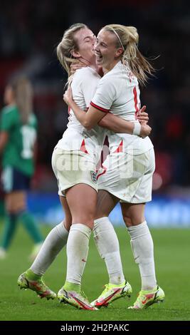 Londres, Angleterre, le 23 octobre 2021.Beth Mead d'Angleterre (R) célèbre son but de tour de chapeau et Englands quatrième lors du match de qualification de la coupe du monde des femmes FIFA 2023 au stade Wembley, Londres.Le crédit photo devrait se lire: Paul Terry / Sportimage Banque D'Images