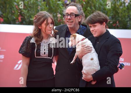 Rome, Italie.23 octobre 2021.ROME, ITALIE - OCTOBRE 23 : Nell Burton, Tim Burton et Billy-Ray Burton assistent au Tim Burton Close rencontrer le tapis rouge lors du 16e Festival du film de Rome 2021 le 23 octobre 2021 à Rome, Italie.Credit: dpa/Alay Live News Banque D'Images