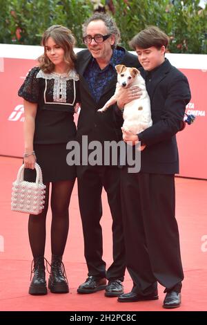 Rome, Italie.23 octobre 2021.ROME, ITALIE - OCTOBRE 23 : Nell Burton, Tim Burton et Billy-Ray Burton assistent au Tim Burton Close rencontrer le tapis rouge lors du 16e Festival du film de Rome 2021 le 23 octobre 2021 à Rome, Italie.Credit: dpa/Alay Live News Banque D'Images