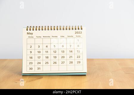 Calendrier de mai 2022 sur une table en bois Banque D'Images