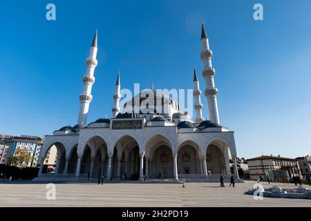 Ankara, Turquie - octobre 2021 : Mosquée Melike Hatun à Ankara, Turquie.La mosquée a été ouverte en 2017 dans le vieux quartier d'Ankara. Banque D'Images