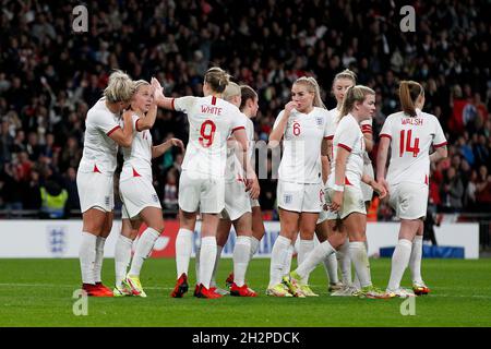 Londres, Royaume-Uni.23 octobre 2021.BUT - Beth Mead of England Women est félicité par Ellen White lors du match de qualification de la coupe du monde des femmes entre les femmes d'Angleterre et les femmes d'Irlande du Nord au stade Wembley, Londres, Angleterre, le 23 octobre 2021.Photo de Carlton Myrie.Utilisation éditoriale uniquement, licence requise pour une utilisation commerciale.Aucune utilisation dans les Paris, les jeux ou les publications d'un seul club/ligue/joueur.Crédit : UK Sports pics Ltd/Alay Live News Banque D'Images