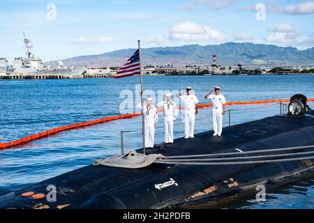 Pearl Harbor, États-Unis.30 juillet 2021.Les marins de la marine américaine affectés au sous-marin d'attaque rapide de classe Virginia USS Missouri saluent un drapeau 24 étoiles en hommage quand le Missouri est devenu le 24e état lors d'une cérémonie à joint base Pearl Harbor-Hickam le 30 juillet 2021 à Honolulu, Hawaii.Crédit : MC1 Michael Zingaro/États-UnisNavy/Alamy Live News Banque D'Images