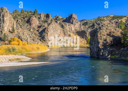 couleurs d'automne et falaises le long de la rivière missouri près de dearborn, montana Banque D'Images