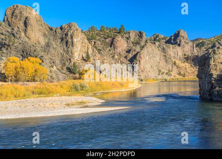 couleurs d'automne et falaises le long de la rivière missouri près de dearborn, montana Banque D'Images